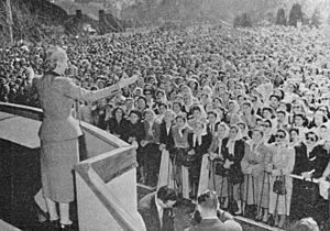 Archivo:Evita dirigiéndose a una multitud de mujeres