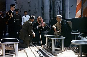 Archivo:Franklin D. Roosevelt with King Ibn Saud aboard USS Quincy (CA-71), 14 February 1945 (USA-C-545)