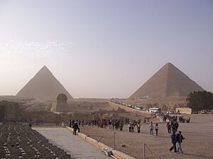 Archivo:GizaPyramids@CairoEgypt 2007jan20-51 byDanielCsorfoly