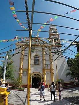 Iglesia de Actopanc con flores.jpg