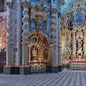 Archivo:Iglesia de San Luis, Sevilla. Retablos