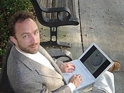 Archivo:Jimmy Wales accessing Wikipedia