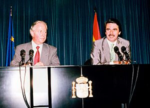 Archivo:José María Aznar durante la rueda de prensa con el presidente de la Comisión Europea