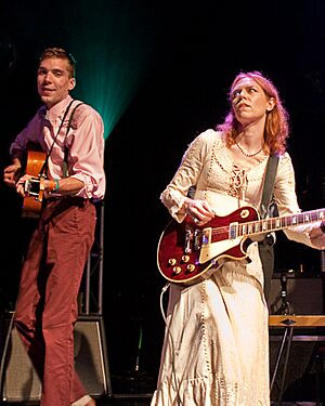 Archivo:Justin Townes Earle Gillian Welch The Big Surprise Tour Casino Ballroom Hampton Beach NH August 2009