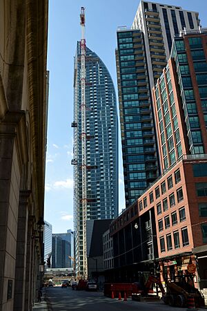 Archivo:L Tower from The Esplanande