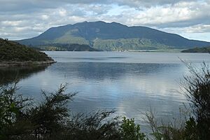 Archivo:Lake Rotomahana and Mount Tarawera