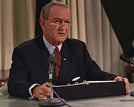 Archivo:Lyndon B. Johnson addresses the Nation March 31, 1968 - LBJ Museum C9284-35 (cropped3)