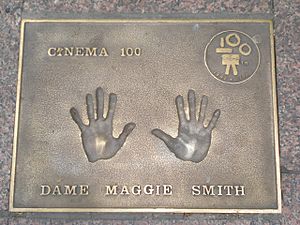 Archivo:Maggie Smith handprints in Leicester Square WC2 - geograph.org.uk - 1352179