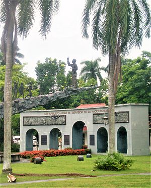Archivo:Monumento a Arnulfo Arias Madrid, 3 veces presidente de Panamá, habiendo sido derrocado las 3 veces (ciudad de Panamá).