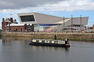 Archivo:Narrowboat, Canning Half-Tide Dock, Liverpool (geograph 4545425)