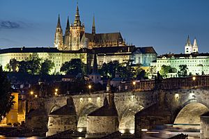 Archivo:Night view of the Castle and Charles Bridge, Prague - 8034