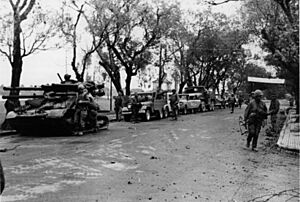 Archivo:Ontos and Commandeered Vehicles, Hue, Vietnam (5877912158)