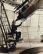 Archivo:Percival Lowell observing Venus from the Lowell Observatory in 1914