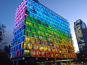 Archivo:Perth Council House, illuminated, August 2012