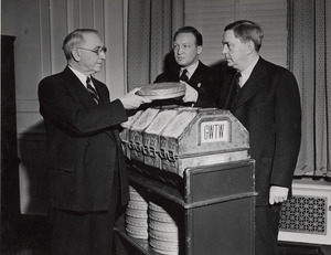 Archivo:Photograph of First Archivist of the United States R. D. W. Connor Receiving Film "Gone With The Wind" from Senator George of Georgia and Loew's Eastern Division Manager Carter Barron, 1941