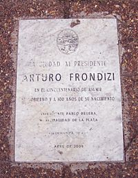 Archivo:Placa Arturo Frondizi (La Plata)