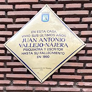 Archivo:Placa en la casa de Vallejo-Nájera