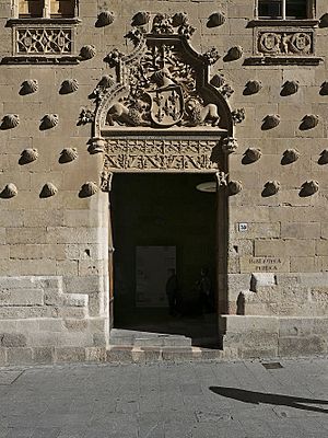 Archivo:Portada de la Casa de las Conchas (Salamanca)