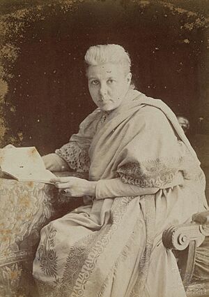 Archivo:Portrait of Annie Besant (1847 – 1933), c. 1910