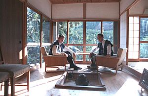 Archivo:President Reagan and Prime Minister Yasuhiro Nakasone