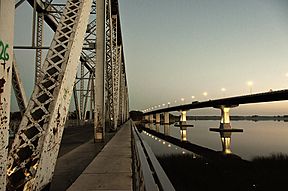 Archivo:Puente Rio Santa Lucia