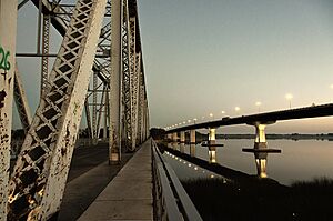 Archivo:Puente Rio Santa Lucia