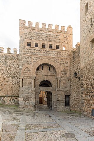 Puerta Antigua de Bisagra.jpg