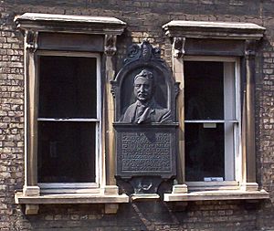 Archivo:Rhodes' portrait bust