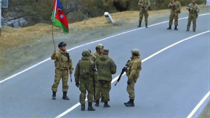 Archivo:Russian peacekeepers and Azerbaijani military personnel near Vank village