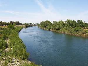 Archivo:Sac State American River from Guy West Bridge