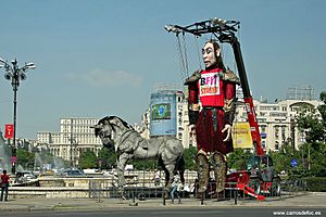 Archivo:Salvador la Marioneta Gigante -Bucarest RUMANIA (2)