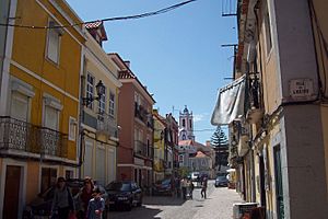 Archivo:Setúbal - Rua no Troino com a Igreja da Anunciada ao fundo