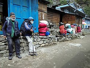 Archivo:Short Rest on Everest Base Trail