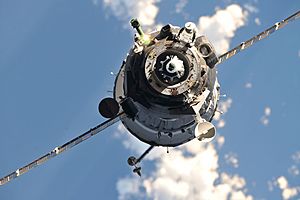 Archivo:Soyuz TMA-20 spacecraft approaches the ISS 1