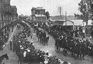 Archivo:StateLibQld 1 71235 Funeral procession of Sir Augustus Charles Gregory, Brisbane, 1905