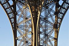 Structure Tour Eiffel pilier nord.jpg