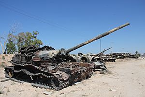 Archivo:Tanks outside of Misrata (6) (8288579409)