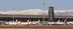 Archivo:Terminal T-4 Madrid - Barajas Airport (8520153689)b