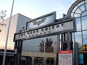 Archivo:The Dark Knight Coaster entrance - Six Flags Great America