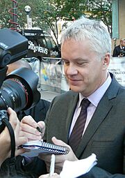Archivo:Tim Robbins signing Tiff 08
