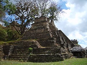 Toniná Pyramid 1.jpg