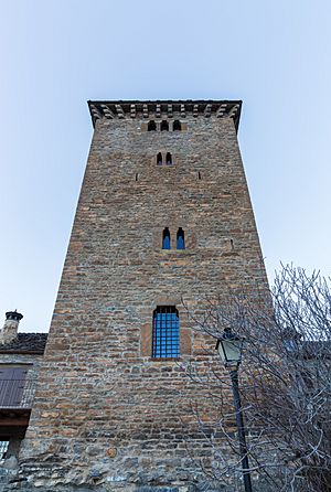 Archivo:Torre de Oto, Oto, Huesca, España, 2015-01-07, DD 02
