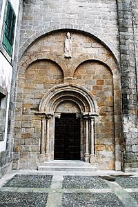Archivo:Tui, catedral, S. Epitacio, portada setentrional románica