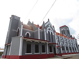 Archivo:Une vue complète de la Basilique de l'Immaculée Conception de Ouidah au Bénin