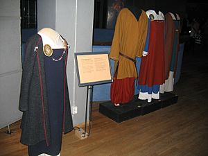 Archivo:Viking clothes