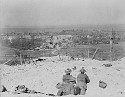 Archivo:Vimy as seen from Vimy Ridge 1917-04