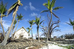 Archivo:Wake Island Memorial Chapel damaged by Hurricane-Typhoon Ioke 2006