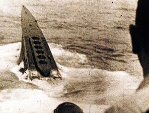 Archivo:80-G-700007 Battle of the Atlantic. German Submarine U-233 sinking after being rammed by USS Thomas (DE 102)