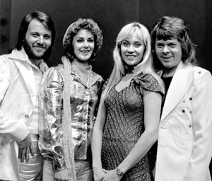 Archivo:ABBA - TopPop 1974 5