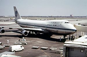 Archivo:AT THE JOHN F. KENNEDY AIRPORT - NARA - 547951 - color adjusted